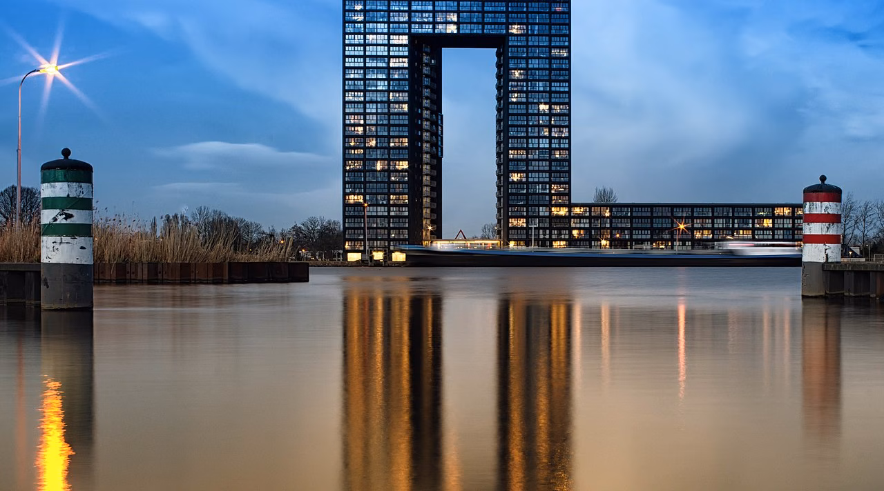 Tasmantoren_bij_avond